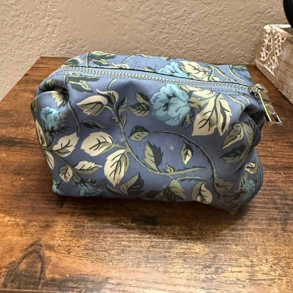 Coach small Boxy Cosmetic bag with Blue and Green Floral print - Picture 4 of 9
